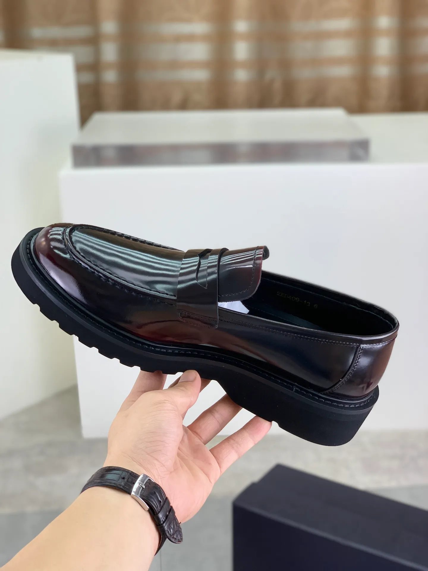 Factory price P880💰Original quality, top version🔱 ＰＲＡＤＡPrada. Men’s business casual leather shoes, top quality products. 1:1 shipment⬆️Luxurious and noble👞All imported original color-brushed edge beads, just to create a more comfortable wearing experience. Upper: Original comfortable open-edge bead rubbed color calfskin➕Top imported water-dyed full cow lining, original high-end lightweight and comfortable TPU foam combination bottom✔️Code number: 39-44 (38 45) 46 47 can be customized)